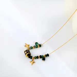 Gros plan d'un collier de perles bohème avec étoiles dorées et pendentif céleste