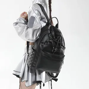 Stylischer schwarzer Gothic-Lederrucksack mit Metallnieten und Sternriemen-Detail für Damen