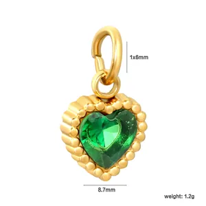Détail d'un pendentif en forme de cœur doré en acier inoxydable avec zircone verte