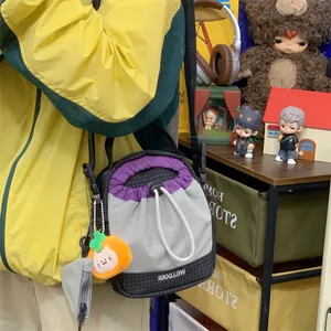 Détail du sac de téléphone en bandoulière léger avec cordon de serrage