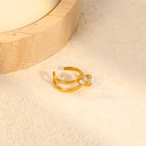 Λεπτομέρεια από επιχρυσωμένο σκουλαρίκι ear cuff 18K με ζιργκόν σε σχήμα λουλουδιού