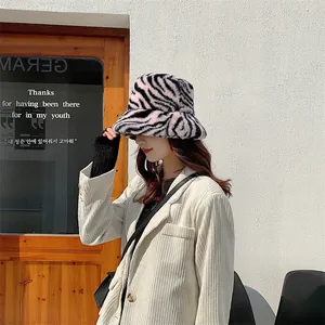 Chapeau cloche en peluche à motif zèbre pour femme porté dans un style de rue d'hiver chic