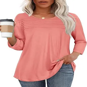 Detailansicht des lachsrosa Damen 3/4-Arm Freizeitshirts mit plissiertem Rundhals