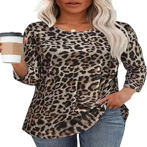 Nahaufnahme des Leopardenmusters und der Textur dieses lässigen T-Shirts mit 3/4-Ärmeln.