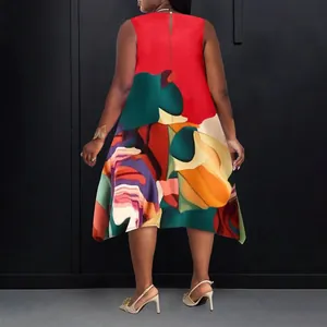 Vista trasera de vestido midi sin mangas de talla grande con estampado abstracto vivo