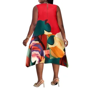 Vista trasera de un vestido sin mangas de talla grande con estampado abstracto.