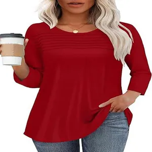 Nahaufnahme des roten Damen-T-Shirts mit Rundhalsausschnitt und Brustfalten-Details.