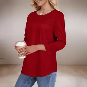 Detailansicht eines roten Damen-T-Shirts mit Falten am Rundhalsausschnitt und 3/4-Ärmeln