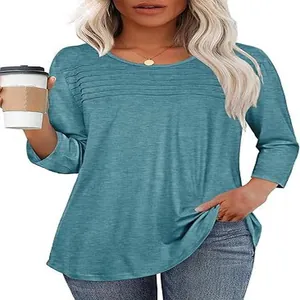 Detailansicht des lässigen Damen-T-Shirts mit Falten, Rundhalsausschnitt und 3/4-Ärmeln