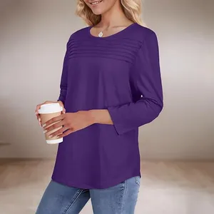 Detailansicht des gefalteten Ausschnitts und des violetten Stoffes des Damen-T-Shirts