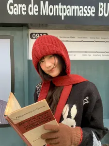 Rote Strickmütze im koreanischen Stil mit Schal, getragen von einem Model im Winter