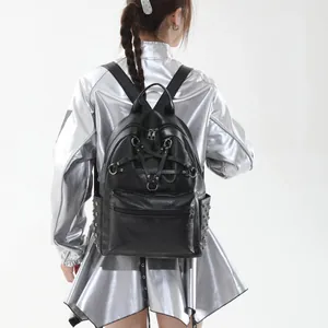Großer schwarzer Gothic-Rucksack mit Pentagramm-Riemen am Modell gezeigt