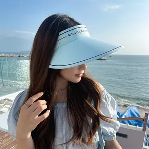 Visière pare-soleil élégante bleu clair à large bord pour femme dans un cadre extérieur ensoleillé
