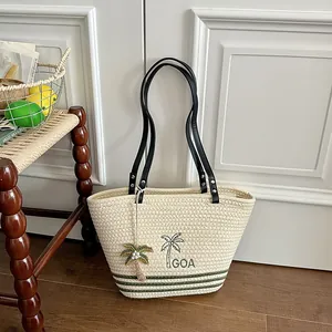 Detailansicht der gewebten Stroh-Tote-Bag mit Palmenanhänger im Sommerdekor