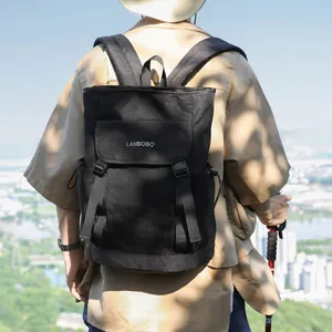 Gedetailleerd overzicht van de zwarte Japanse wandelrugzak in een buitenomgeving