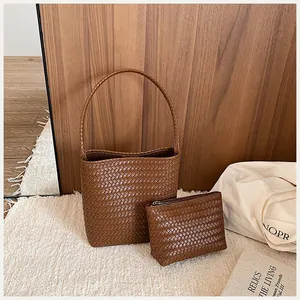 Conjunto de bolso cubo y neceser de cuero trenzado marrón en estilo minimalista