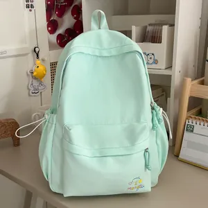 Detailweergave van de mintgroene rugzak met kleurrijk borduursel en trekkoordaccenten