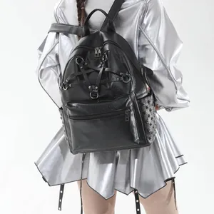 Rückansicht eines schwarzen Lederrucksacks mit Pentagramm-Design und Nieten