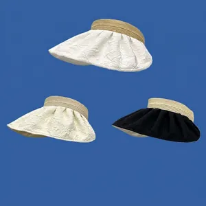 Λεπτομερής άποψη κομψών καπέλων ηλίου με ανοιχτό πάνω μέρος σε λευκό, κρεμ και μαύρο.