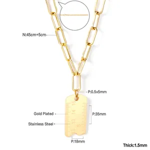 Détail rapproché d'un collier pendentif règle en acier inoxydable plaqué or avec cotes