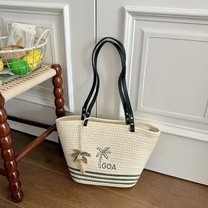 Minimalistische gewebte Einkaufstasche mit Palmstickerei und schwarzen Schultergurten