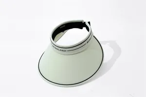 Chapeau de soleil à large bord vert clair avec bordure noire et détail de logo