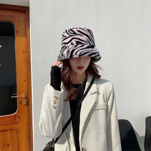 Chapeau bob en peluche avec motif zèbre élégant porté par un mannequin en extérieur