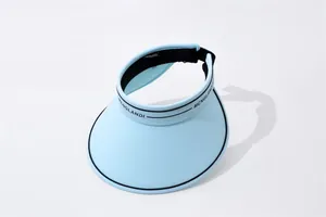 Vue détaillée d'une visière pare-soleil bleu clair avec des garnitures noires élégantes