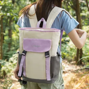 Achteraanzicht van een Japanse rugzak met contrastkleuren in lavendel en beige