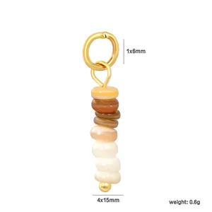 Gros plan d'un pendentif en pierre naturelle irrégulière avec mesures de 4x15mm et poids 0,6g