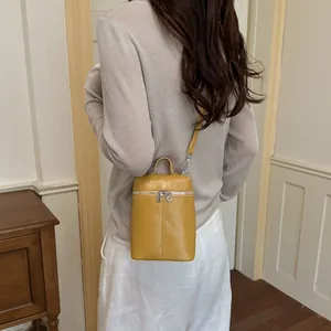 Mini borsa a tracolla moderna giallo senape per donna in un ambiente interno lifestyle
