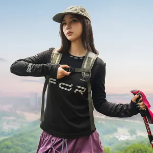 Detailansicht einer Frau mit einem leichten Outdoor-Rucksack in einer Berglandschaft
