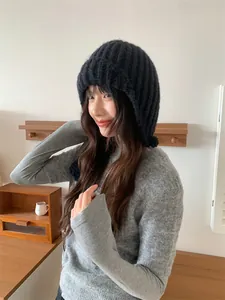 Schwarze gestrickte Fliegermütze im koreanischen Stil mit Ohrenklappen an Modell