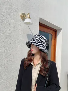 Vue détaillée d'un chapeau bob en peluche élégant à motif zèbre pour femmes en hiver.