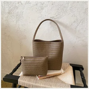 Juego de bolsos de cubo de punto minimalistas con bolsa con cremallera a juego.
