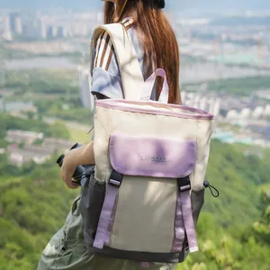 Japanse stijl colorblock rugzak gedragen door een model tijdens een buitenavontuur reis