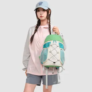 Modelo con mochila tricolor en verde y turquesa con bolsillo lateral de malla elegante