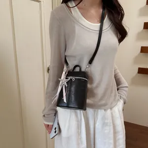 Elegante borsa a tracolla cilindrica nera con ciondolo a stella scintillante e nastro
