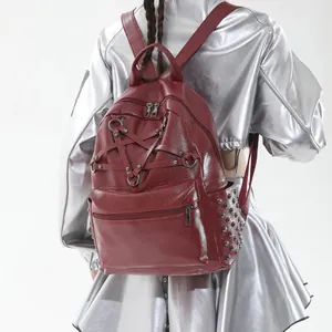 Dunkelroter Punk-Rucksack mit Pentagramm-Riemen und silbernen Nieten-Details