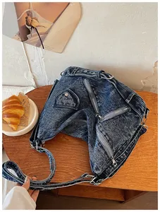 Détail d'un sac à bandoulière vintage en denim avec un design inspiré d'une veste