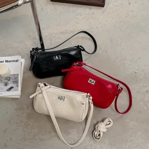 Trois petits sacs à bandoulière carrés minimalistes français en noir, rouge et beige