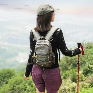 Leichter grauer Wanderrucksack bei einer Bergtour im Freien für Damen und Herren.