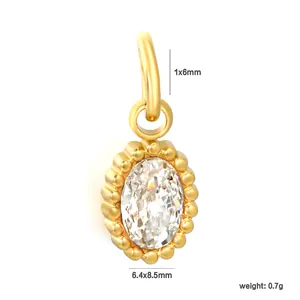 Vue détaillée d'un pendentif ovale en zircon avec monture perlée dorée, pesant 0,7g