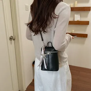 Dettaglio della borsa porta cellulare nera con un ciondolo a forma di stella