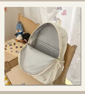 Detailansicht eines weißen Rucksacks mit weich gepolstertem Laptopfach für Damen