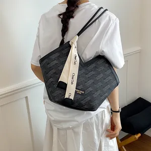 Elegante schwarze gewebte Tragetasche an einem Modell für einen schicken Alltag
