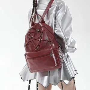 Stylischer dunkelroter Gothic-Rucksack mit Pentagramm-Riemen und silbernen Nieten-Details