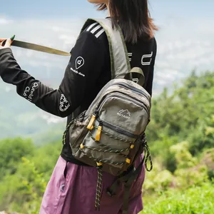 Nahaufnahme eines leichten olivgrünen Outdoor-Rucksacks zum Wandern und Reisen