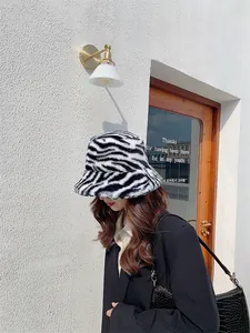 Chapeau cloche chic en peluche imprimé zèbre pour un style de mode automne et hiver