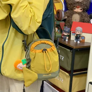 Gros plan d'un petit sac à bandoulière pour téléphone portable à motif quadrillé